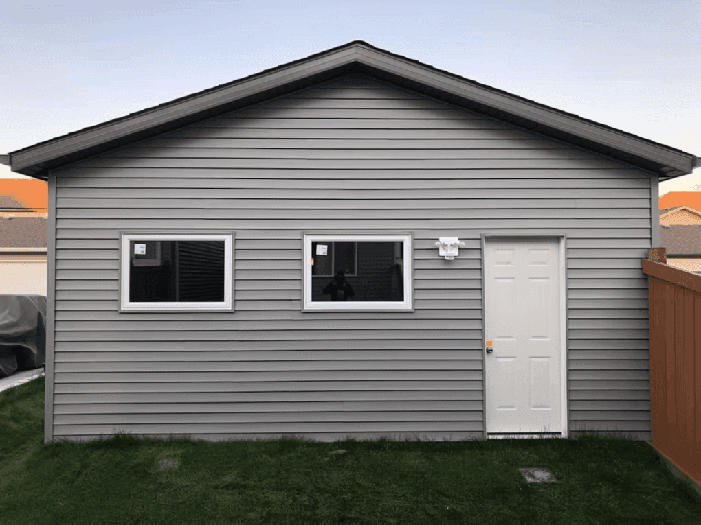 Detached Garage with Side Entry and Windows